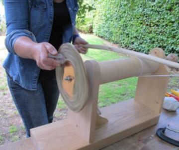 Experimental reconstitution of a horizontal bow-lathe and a grinding wheel